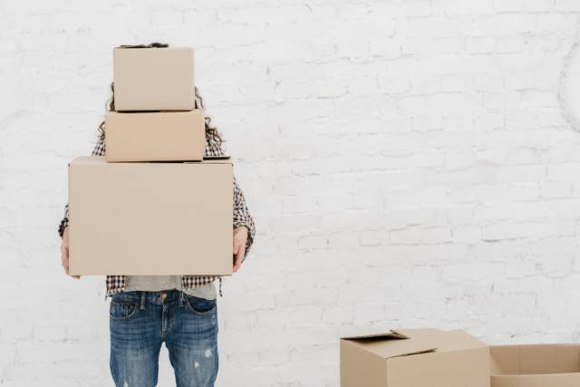 zOpt_Faceless woman carrying boxes
